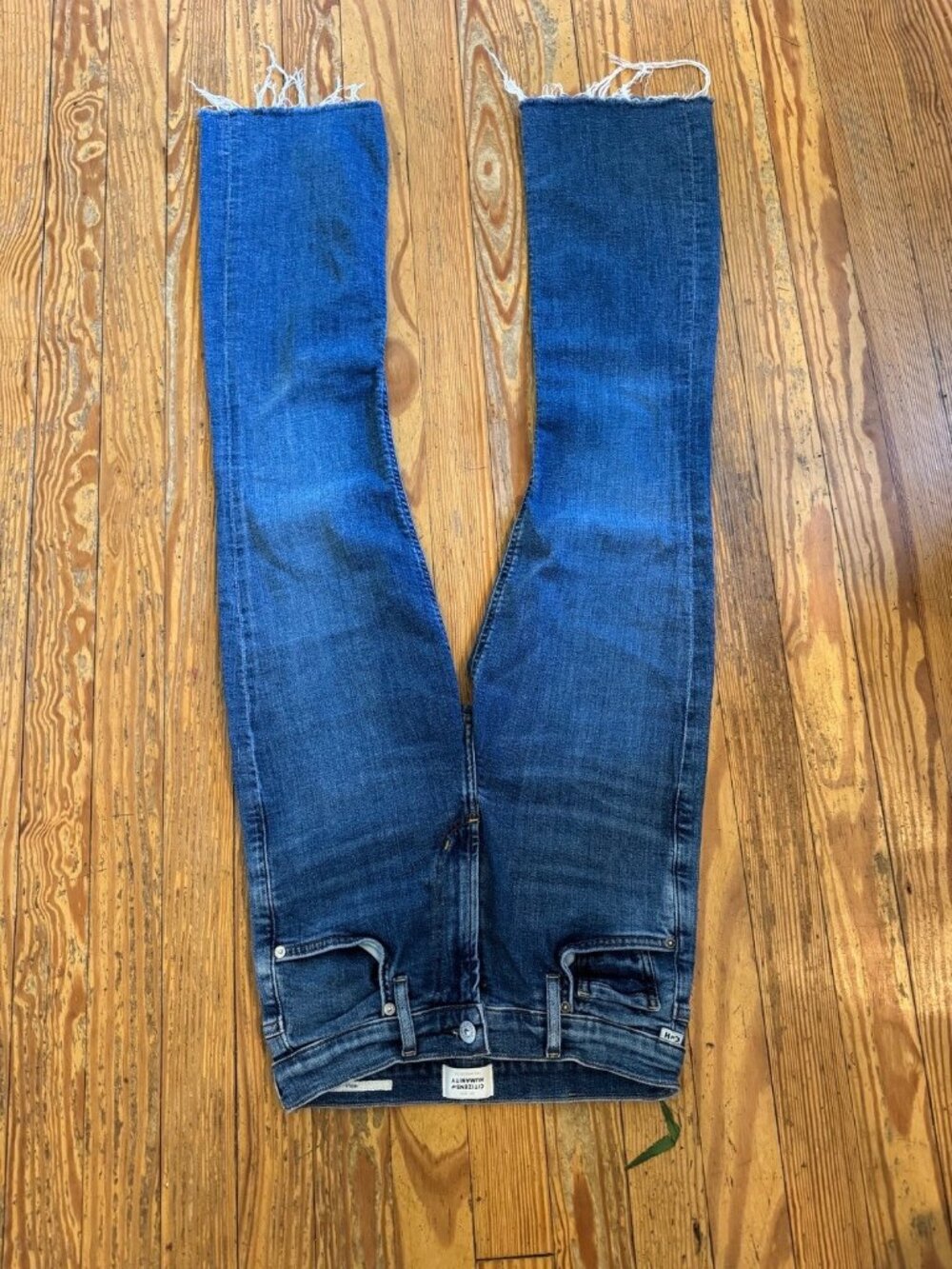 Citizens of Humanity Women's Size 25 Isola crop blue jeans with fray edge.